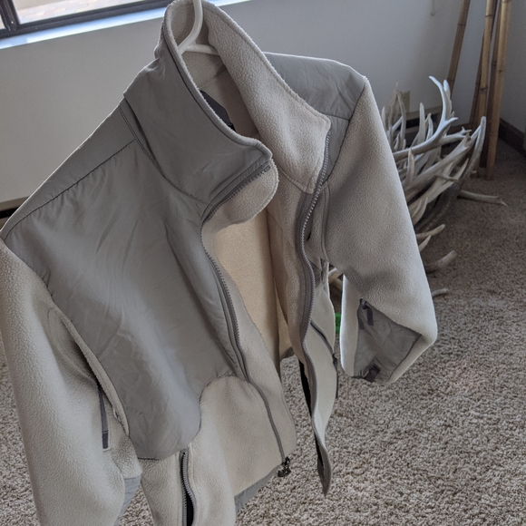 The Northface women's zip up jacket - Picture 7 of 7